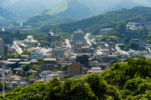 日本　大分　別府の別府温泉の湯けむりの風景　湯けむりが見える別府の街並み