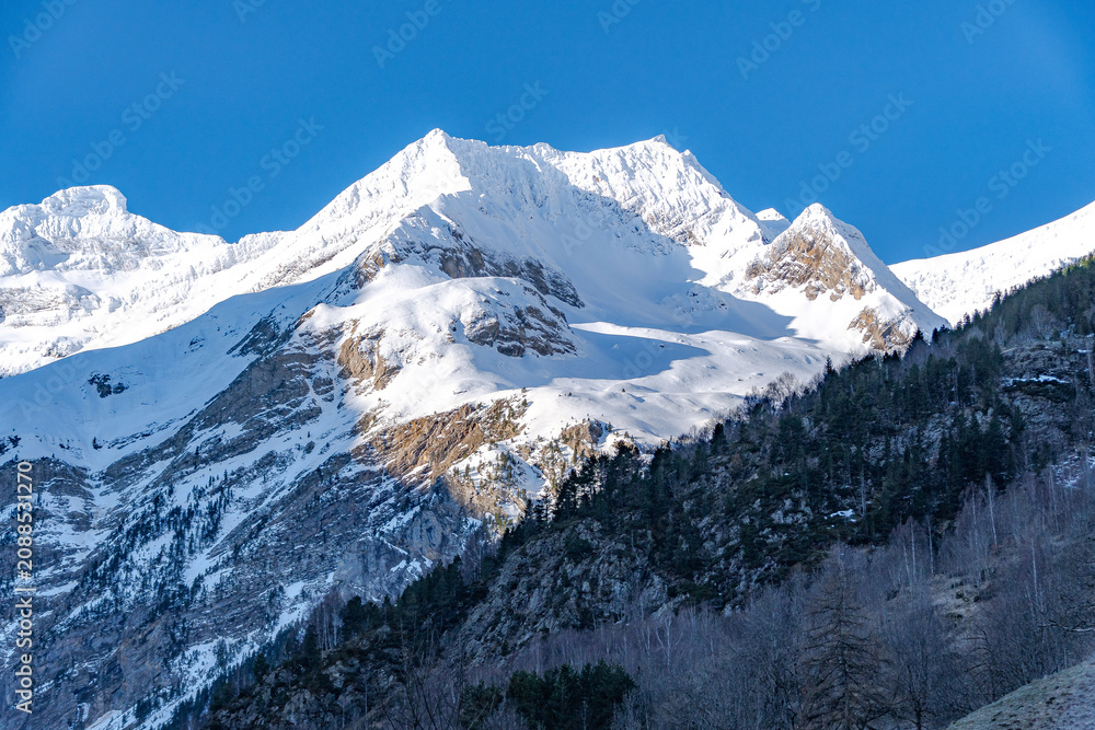 Naklejka premium Snow-Capped Peaks of Cirque de Gavarnie, French Pyrenees