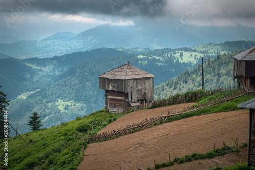 фотографія Georgian summer huts in the Goderzi pass district impress with their unkempt yet