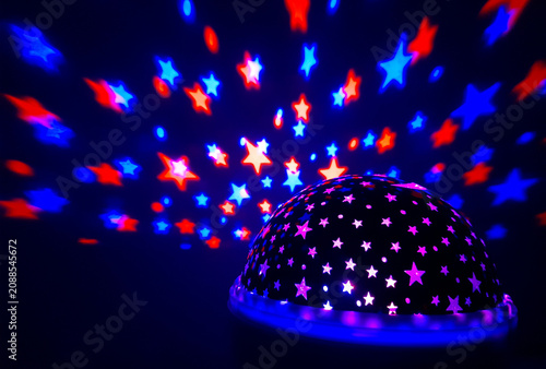 Fotografija Lampada con le stelle per la camera dei bambini - rosso e blu