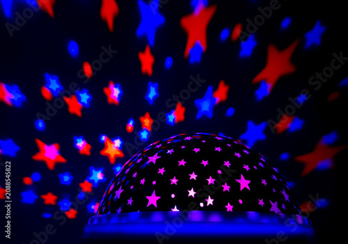 Slika na platnu Lampada con le stelle per la camera dei bambini - rosso e blu