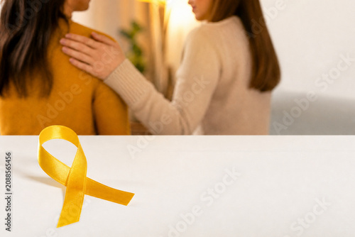 Gesto de Apoio com Fita Amarela e Espaço para Texto - Campanha de Conscientização Setembro Amarelo