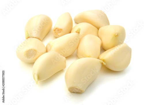 Фотография Garlic isolated on white background