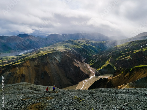 Foto Hikers trekking the volcanic landscape of Landmannalaugar in Iceland under drama