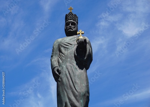 Fotografie Frontal close up of the bronze statue of King Barbarossa holding a globus crucig