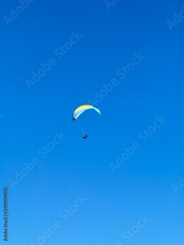 Foto paraglider in the sky