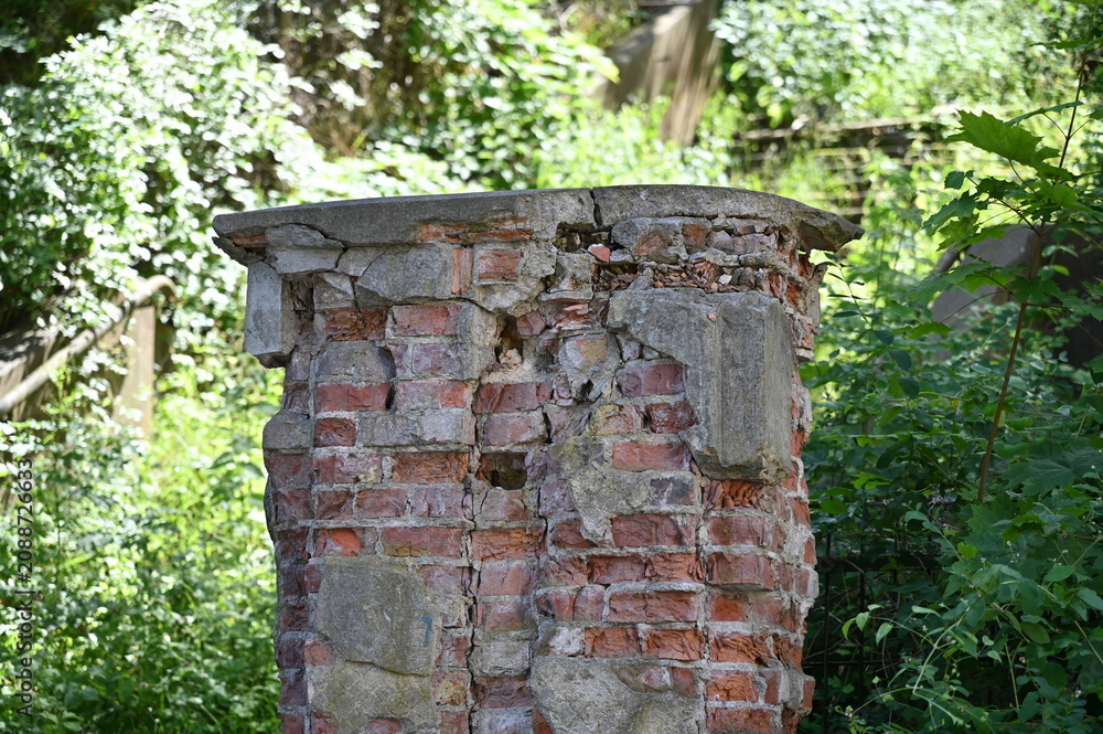 Obraz premium A red brick wall and remains of concrete