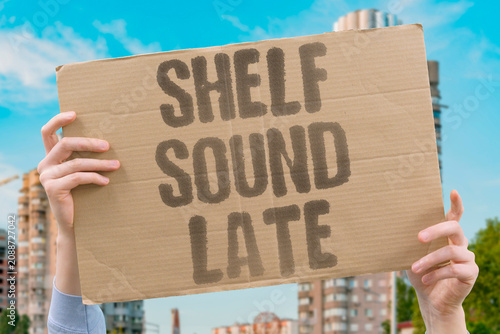 Valokuva "Shelf sound late" The house creaks as it settles for sleep