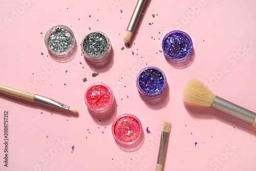 Composition with makeup bru...