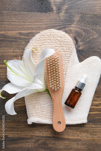 Massage glove, brush, essen...