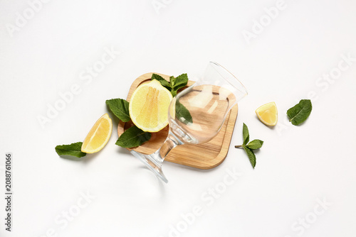 Composition with glass, lem...