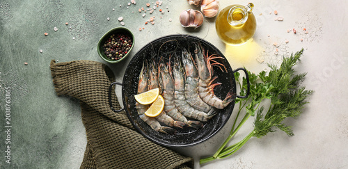 Raw shrimp with lemon and h...