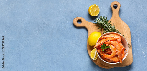 Cooked shrimp with lemon an...