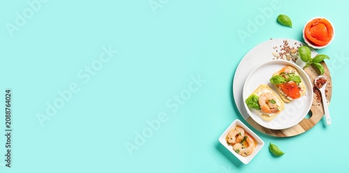 Seafood crackers with shrim...