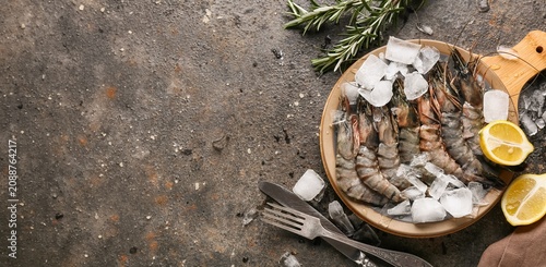 Canvas Print Fresh raw shrimp on ice with lemon and rosemary