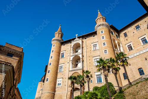 Fotografía Palazzo Ducale, a UNESCO World Heritage site, stands proudly in Urbino, Marches,