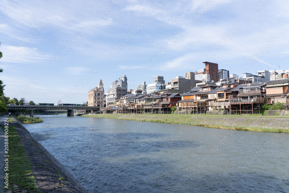 Fototapeta premium 京都 鴨川と納涼床
