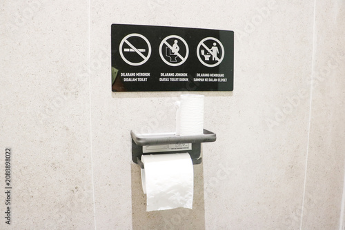 Fotografie Clear sign board in a modern toilet warning visitors against smoking and imprope