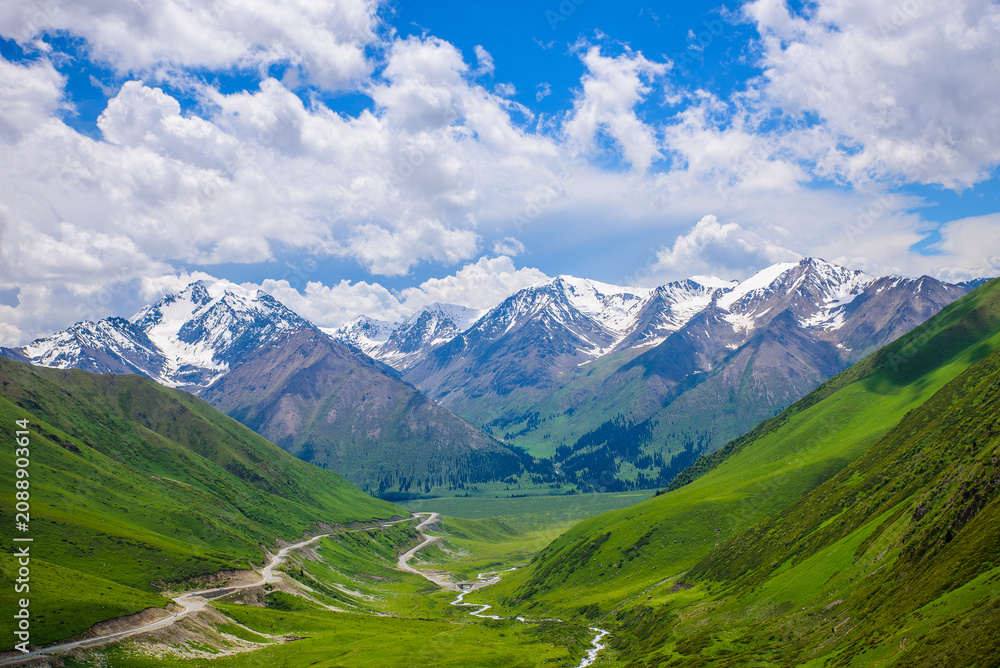 Fototapeta premium Natural Scenery of the Tianshan Mountains, Xinjiang, China