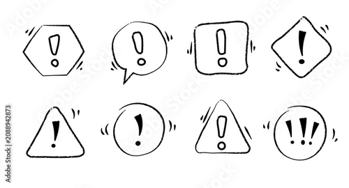 Foto Various black exclamation mark symbols on white background for alerts and notifi