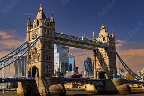 Foto Scenic view of London Bridge stretching across the River Thames on a cloudy day,