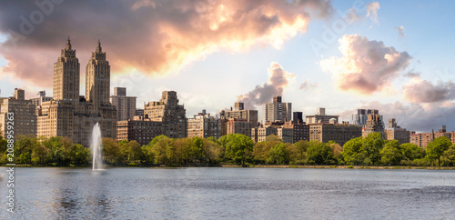 Fotografía Skyline of New York with Eldorado building and Jacqueline Kennedy reservoir with