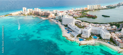 Fotografía Aerial panoramic view of Cancun beach and city hotel zone in Mexico