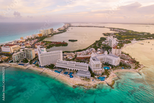 Fotografía Aerial panoramic view of Cancun beach and city hotel zone in Mexico