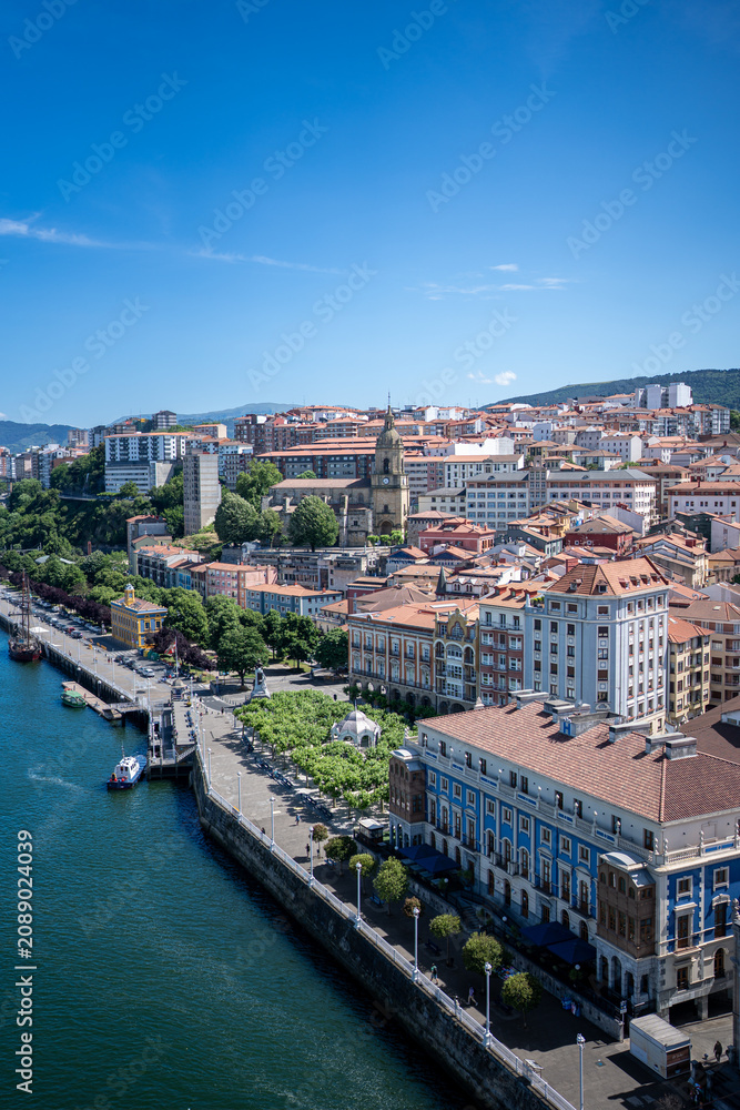 Obraz premium Bilbao city skyline along nervion river waterfront