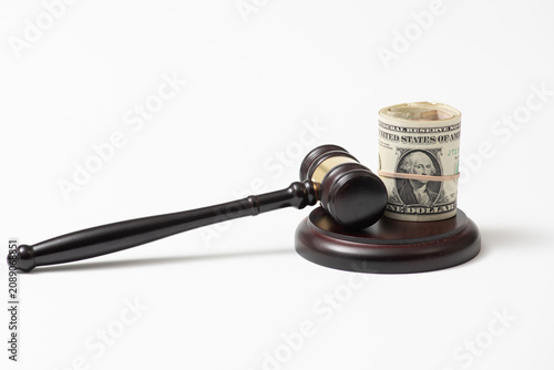 Foto Bribe banknote links to fraud, gavel rules