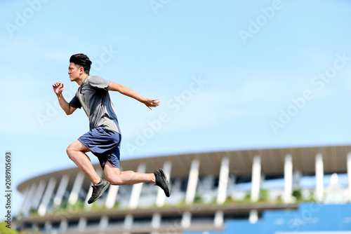 Foto 屋外で全力で高くジャンプし機動力や瞬発力や限界突破を目指す20代の日本人の男性のアスリート