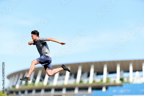 Foto 青空の下で高くジャンプし新たな一歩や行動力や未来への挑戦をイメージするスポーツ愛好家