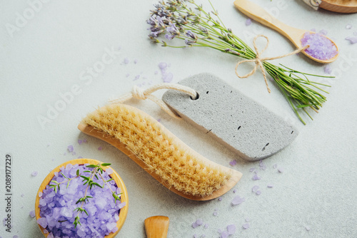 Fotografie lavender bath salt spa set with brushes flowers and pumice