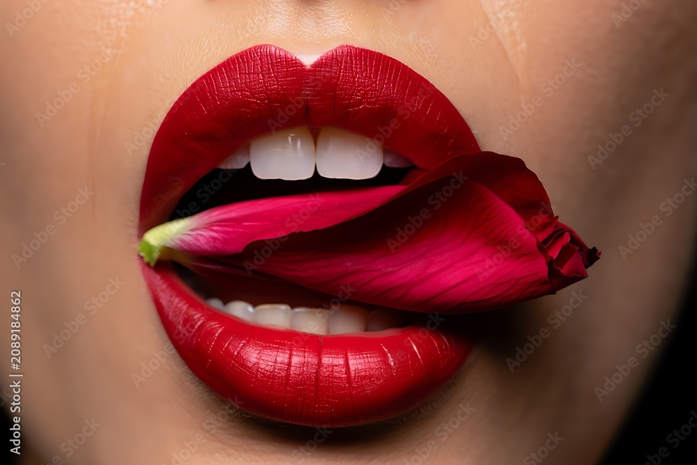 Obraz premium Close-up of red lips with heart-shaped eyes