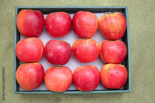 Foto Fresh Red Fuji Apples from Shaanxi China in Gift Box - Premium Quality Fruit