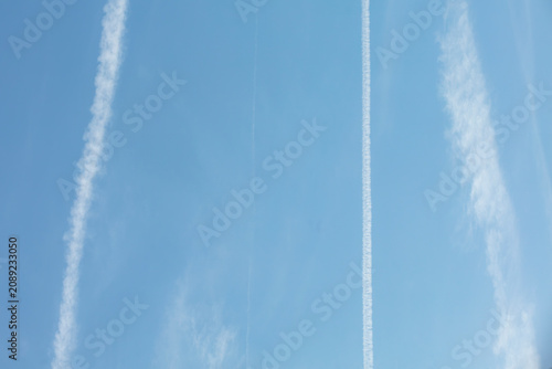 Fotografie Overlay ciel bleu – traînées d’avion