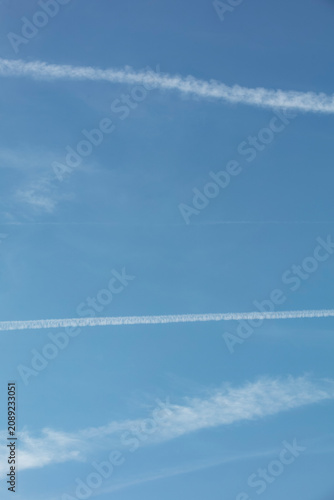 Bild auf Leinwand Overlay ciel bleu – traînées d’avion