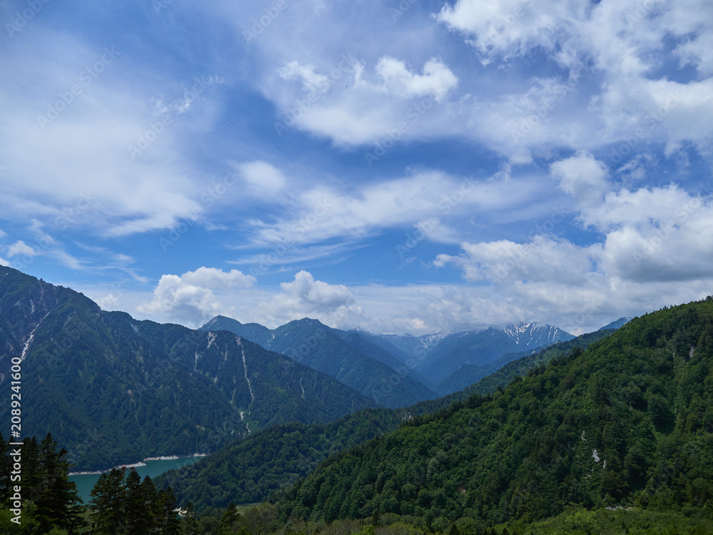 Fototapeta premium 観光名所立山黒部アルペンルートの展望台から見た北アルプス連峰の風景