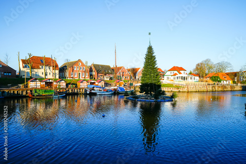 Foto View of the harbor in Carolinensiel and the surrounding landscape