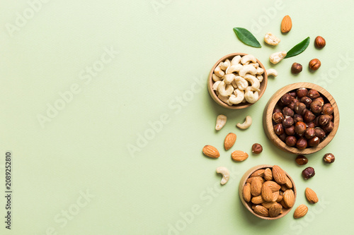 Cuadro en lienzo Assortment of nuts in wooden bowl on colored table