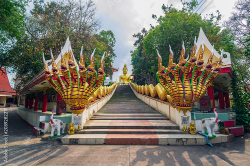 Obraz na plátně Wat Phra Yai (Big Buddha): An 18-meter-high, golden Buddha statue is enthroned on Pratamnak Hill between Pattaya and Jomtien