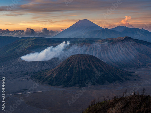 Foto Volcán Bromo y alrededores, en la parte oriental de la isla de Java, en Indonesi