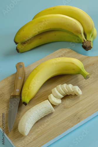 Bananes fraîches tranchées sur planche