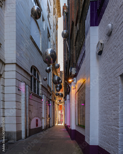 Fotografie London - 07 10 2022: Gee’s Court reflective art alley in central London