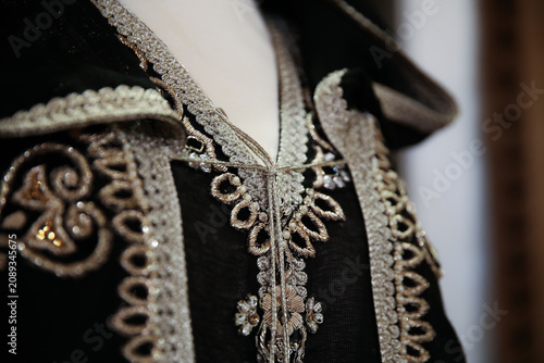 Fotografie Ornements et motifs sur les vêtements arabes traditionnels.