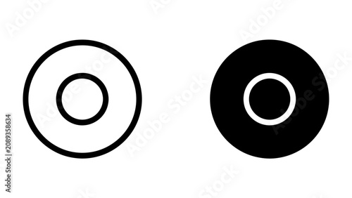 Foto Concentric Circles Symbol: Two graphic representations of concentric circles, one outlined in black on white and the other reversed in white on black, symbolizing unity, focus, and interconnectedness