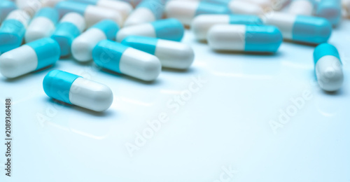 Bild auf Leinwand Selective focus on blue and white capsules pill on white background