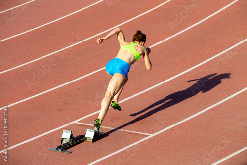 Start running female athlete in 400-meter race