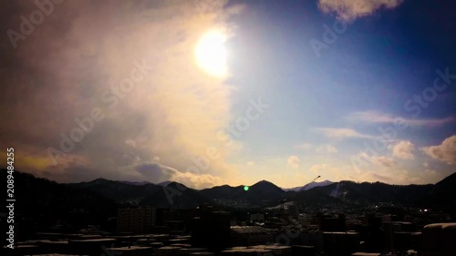空の半分が雲の札幌の昼の風景　タイムラプス
