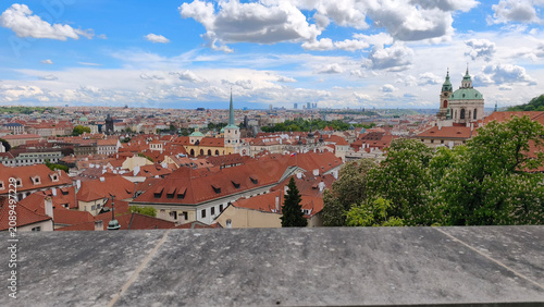 Foto panorama of Prague seen from south gardens below Hradcany castle
